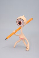 「寄生獣 ミギーベンダブルLEDキーチェーン」は本体を自在に曲げられるベンダブル仕様のため、工夫次第で使用方法が広がる。(c)岩明均／講談社