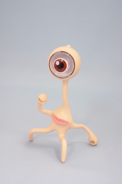 「寄生獣 ミギーベンダブルLEDキーチェーン」の消灯時。目玉を押すとLEDが光る。(c)岩明均／講談社