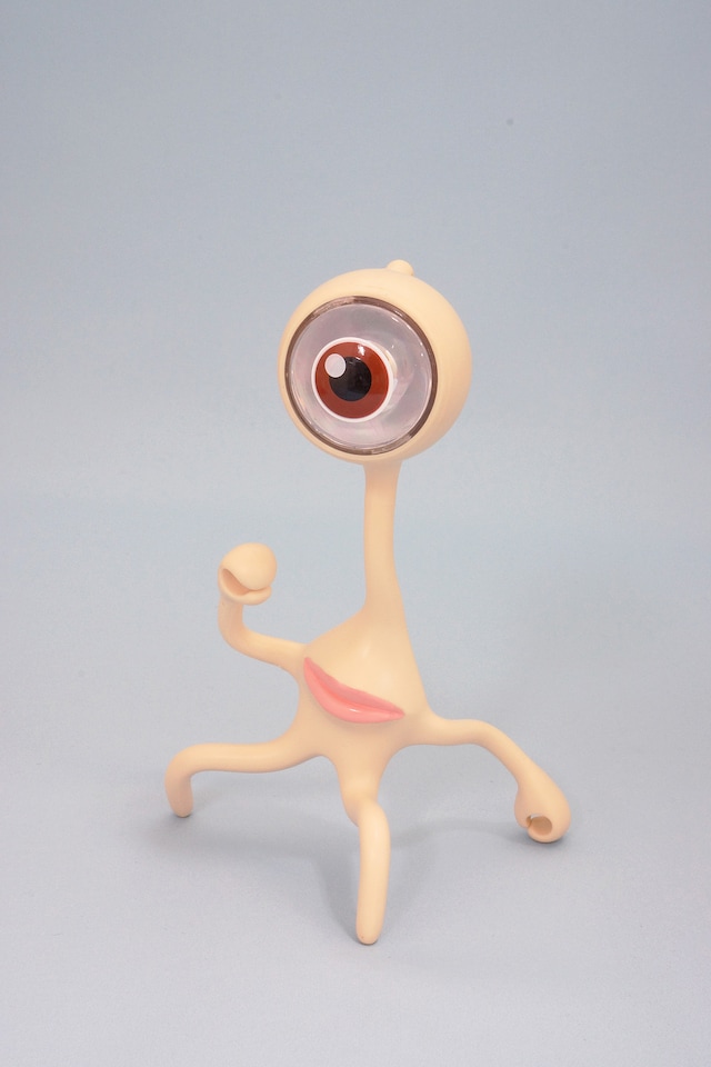 「寄生獣 ミギーベンダブルLEDキーチェーン」の消灯時。目玉を押すとLEDが光る。(c)岩明均／講談社