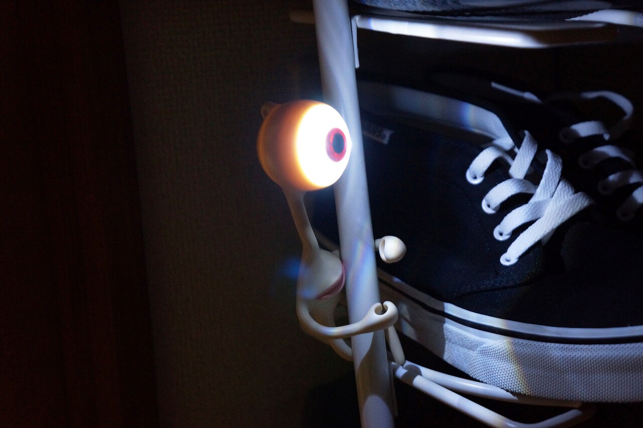 「寄生獣 ミギーベンダブルLEDキーチェーン」点灯時。(c)岩明均／講談社