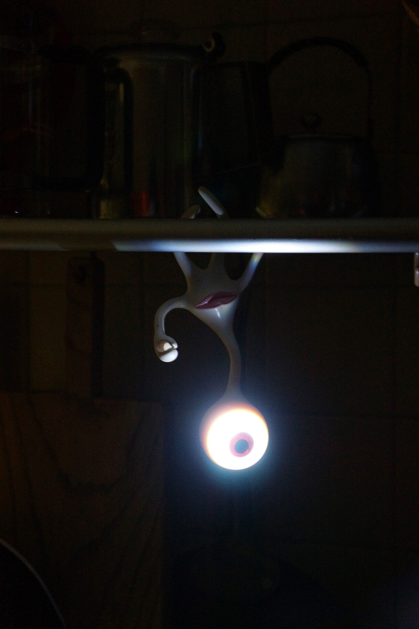 「寄生獣 ミギーベンダブルLEDキーチェーン」点灯時の使用例。(c)岩明均／講談社