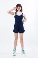 「ハイキュー!!青葉城西高校ユニフォームモデルスニーカー」の着用例。(c)古舘春一/集英社・「ハイキュー!!」製作委員会・MBS