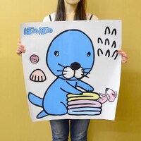 「カベデコール ぼのぼの（ぼのぼのとシマリスくん）」の大きさは約60cm×60cm。