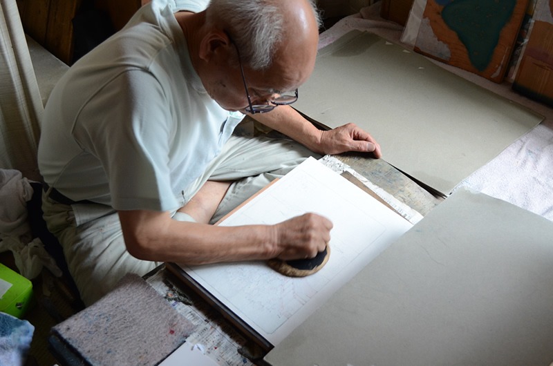 「ドラえもん 浮世絵木版画」制作の様子。
