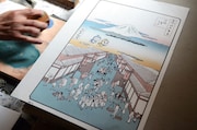 「ドラえもん 浮世絵木版画」制作の様子。