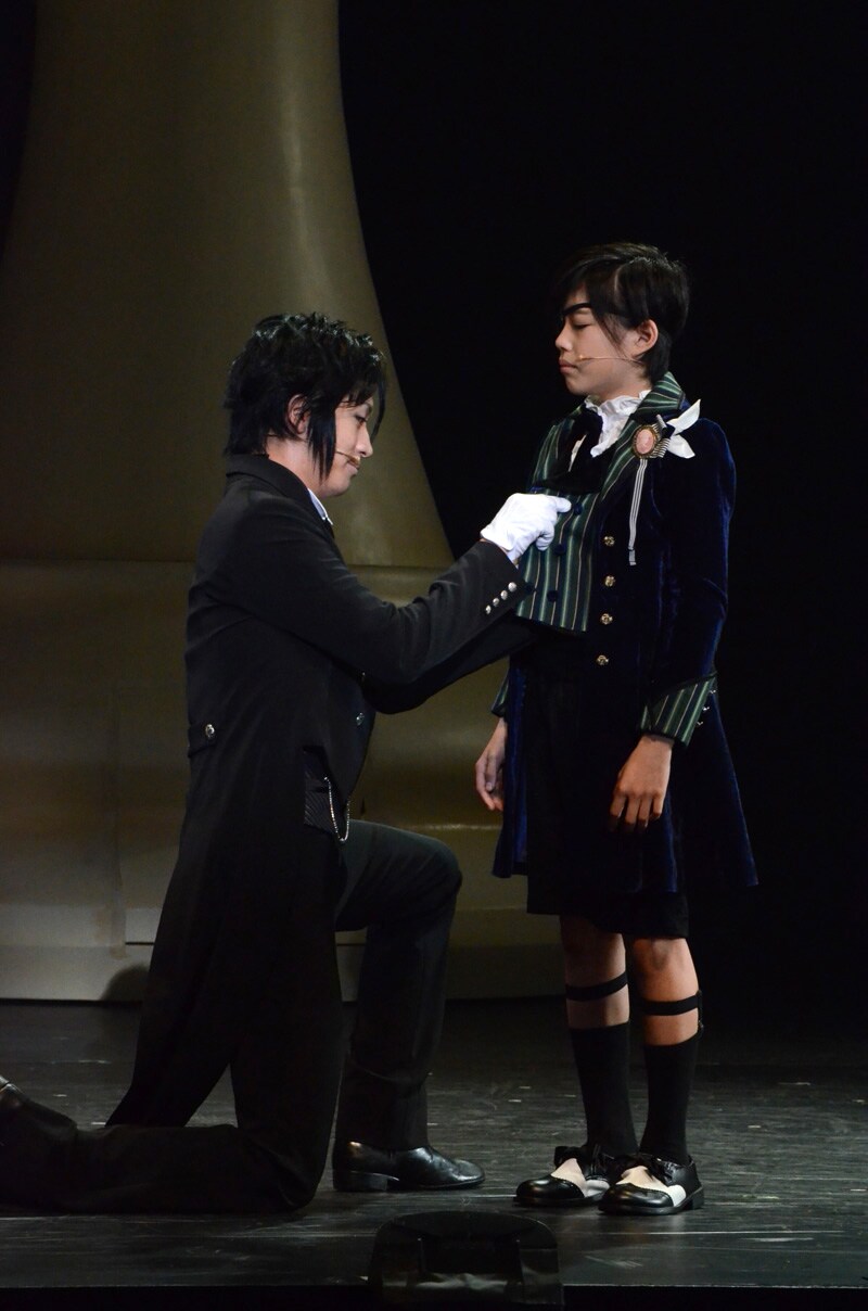 「ミュージカル『黒執事』―地に燃えるリコリス―」より、セバスチャンとシエル。