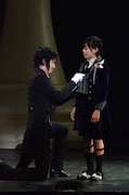 「ミュージカル『黒執事』―地に燃えるリコリス―」より、セバスチャンとシエル。