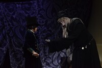 「ミュージカル『黒執事』―地に燃えるリコリス―」より、葬儀屋とシエル。