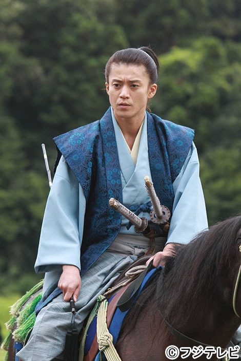 本物の織田信長に扮した小栗旬。 (c)フジテレビ