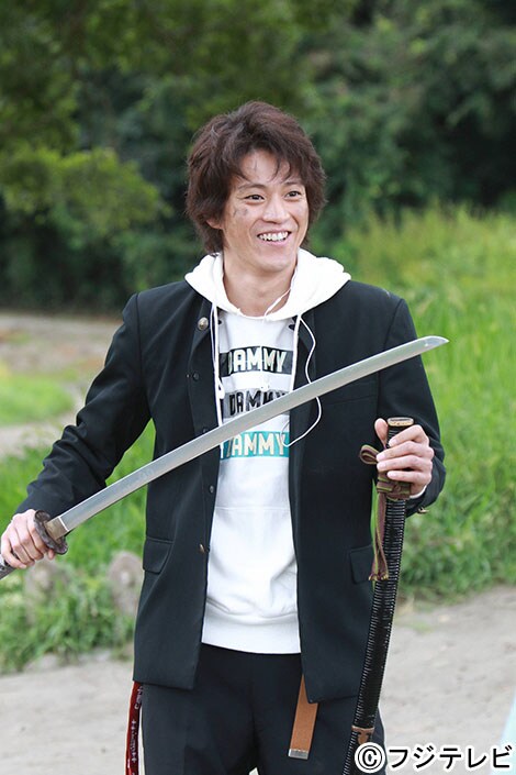 サブローに扮した小栗旬。 (c)フジテレビ