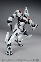 プラモデル「1/48 98式AVイングラム」で、脚部よりリボルバーカノンがを取り出すシーンを再現。(c)2014 HEADGEAR/「THE NEXT GENERATION -PATLABOR-」製作委員会