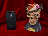 「Skull Knight & Beherit ブラウンアイ・バージョン」(c)三浦建太郎(スタジオ我画)/白泉社