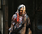 「映画るろうに剣心 京都大火編/伝説の最期編 写真集」より。(c)和月伸宏／集英社 (c)2014「るろうに剣心 京都大火／伝説の最期」製作委員会