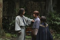 「映画るろうに剣心 京都大火編/伝説の最期編 写真集」より。(c)和月伸宏／集英社 (c)2014「るろうに剣心 京都大火／伝説の最期」製作委員会