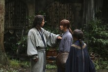 「映画るろうに剣心 京都大火編/伝説の最期編 写真集」より。(c)和月伸宏／集英社 (c)2014「るろうに剣心 京都大火／伝説の最期」製作委員会