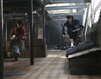 「映画るろうに剣心 京都大火編/伝説の最期編 写真集」より。(c)和月伸宏／集英社 (c)2014「るろうに剣心 京都大火／伝説の最期」製作委員会