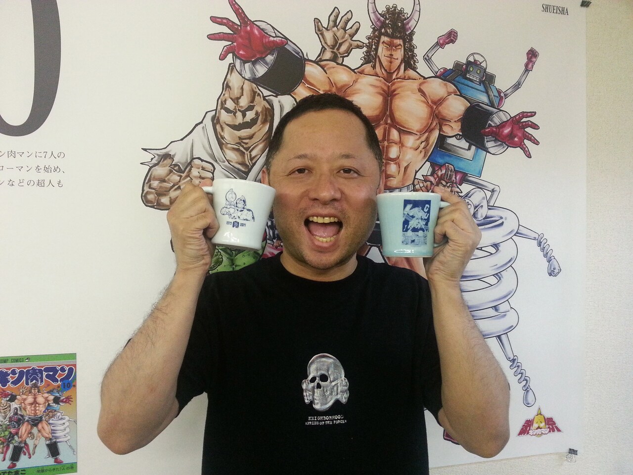 マグカップを手にしたゆでたまごの嶋田隆司。