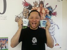 マグカップを手にしたゆでたまごの嶋田隆司。