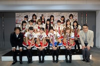 「AKB49～恋愛禁止条例～」の出演者と演出家の茅野イサム。 (c)元麻布ファクトリー・宮島礼史 / 講談社(c)AKS