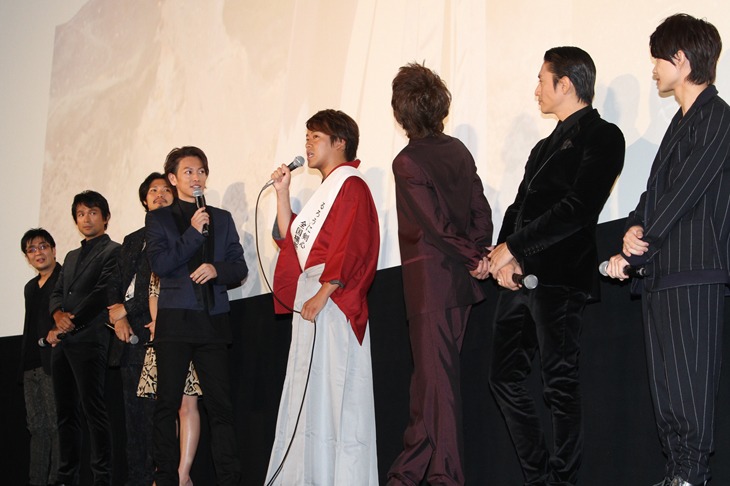 舞台挨拶の様子。「るろう人」として全国の劇場を行脚した俳優・長尾卓也もサプライズで登場した。