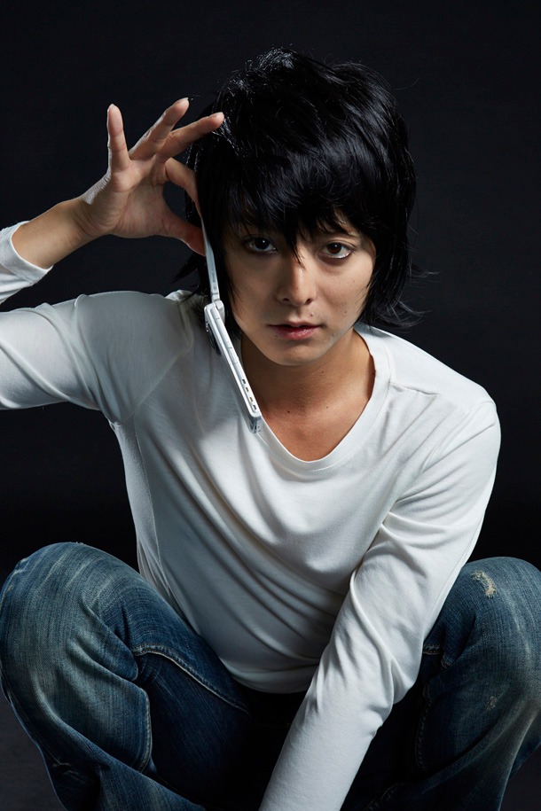 Lに扮した小池徹平。(c)DEATHNOTEthemusical