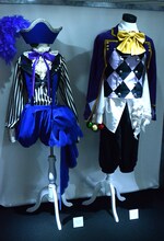 シエルとジョーカーのサーカス衣装。 (c)枢やな/スクウェアエニックス・黒執事Project・MBS