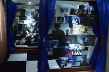 ケルヴィン男爵邸をイメージしたコーナーでは、シエルの写真が一面に展示されている。 (c)枢やな/スクウェアエニックス・黒執事Project・MBS