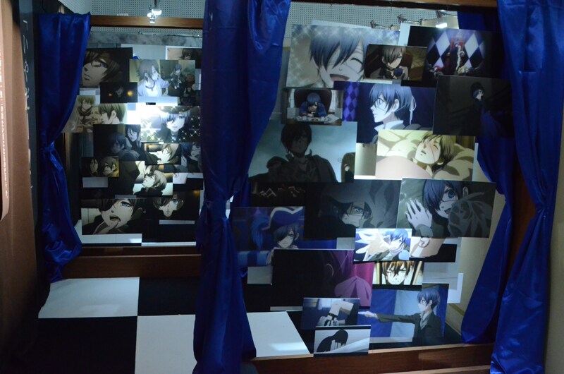 ケルヴィン男爵邸をイメージしたコーナーでは、シエルの写真が一面に展示されている。 (c)枢やな/スクウェアエニックス・黒執事Project・MBS