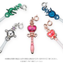 「美少女戦士セーラームーン イヤホンジャックアクセサリー2」写真左より、変身リップロッド（セーラーネプチューン）、変身リップロッド（セーラープルート）、スパイラルハートムーンロッド、ピンクムーンスティック、変身リップロッド（セーラーウラヌス）。(C)武内直子・PNP・東映アニメーション (C)Naoko Takeuchi