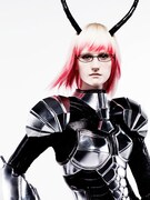 甲冑や昆虫をモチーフにしたコスチュームを身にまとったミッシェル。