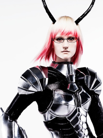 甲冑や昆虫をモチーフにしたコスチュームを身にまとったミッシェル。