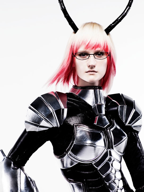 甲冑や昆虫をモチーフにしたコスチュームを身にまとったミッシェル。