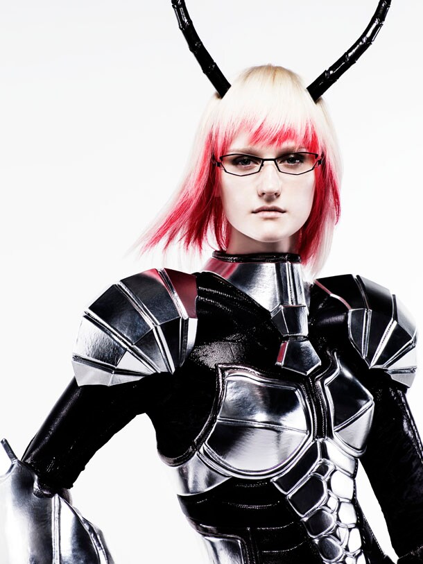 甲冑や昆虫をモチーフにしたコスチュームを身にまとったミッシェル。