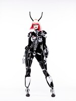 甲冑や昆虫をモチーフにしたコスチュームを身にまとったミッシェル。