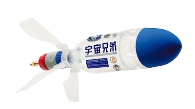 限定版に付属するペットボトルロケットキットを組み立てたもの。このキットを使用すれば、最長60mほど飛ぶという。