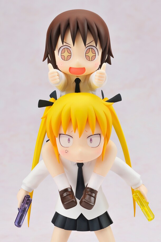 「やすな＆ソーニャ アニまるっ! Ver.」を正面から見た図。表情はカヅホ描き下ろしだ。(c)カヅホ・芳文社／キルミーベイベー製作委員会