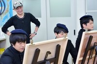 お尻を描く3人の生徒と、桂正和（写真奥）。