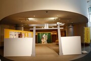 「神様はじめました」の展示スペース。