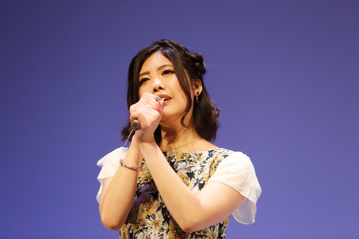 挿入歌「アメフラシの歌～Beautiful Rain～」を歌唱する前田玲奈。