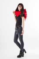 「エドワード・エルリックストール&ストールピン」の着用例。(c)Hiromu Arakawa/SQUARE ENIX