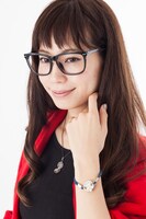 「エドワード・エルリック銀時計ネックレス」と「ロイ・マスタング錬成陣ブレスレット」の着用例。(c)Hiromu Arakawa/SQUARE ENIX