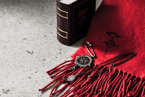 「エドワード・エルリックストール&ストールピン」と「エドワード・エルリック銀時計ネックレス」。(c)Hiromu Arakawa/SQUARE ENIX