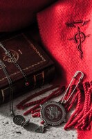 「エドワード・エルリックストール&ストールピン」と「エドワード・エルリック銀時計ネックレス」。(c)Hiromu Arakawa/SQUARE ENIX