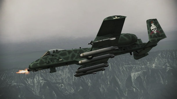 「A-10A -Greg Gates-」のビジュアル。All trademarks and copyrights associated with the manufacturers, aircraft, models, trade names, brands and visual images depicted in this game are the property of their respective owners, and used with such permissions. (c)JAPAN SPACE IMAGING CORPORATION(c)DigitalGlobe, Inc., All Rights Reserved.ACE COMBAT(R) INFINITY & (c)BANDAI NAMCO Games Inc.(c)新谷かおる