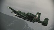 「A-10A -Greg Gates-」のビジュアル。All trademarks and copyrights associated with the manufacturers, aircraft, models, trade names, brands and visual images depicted in this game are the property of their respective owners, and used with such permissions. (c)JAPAN SPACE IMAGING CORPORATION(c)DigitalGlobe, Inc., All Rights Reserved.ACE COMBAT(R) INFINITY & (c)BANDAI NAMCO Games Inc.(c)新谷かおる