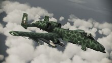 「A-10A -Greg Gates-」のビジュアル。All trademarks and copyrights associated with the manufacturers, aircraft, models, trade names, brands and visual images depicted in this game are the property of their respective owners, and used with such permissions. (c)JAPAN SPACE IMAGING CORPORATION(c)DigitalGlobe, Inc., All Rights Reserved.ACE COMBAT(R) INFINITY & (c)BANDAI NAMCO Games Inc.(c)新谷かおる