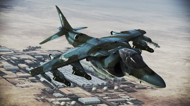「AV-8B+ -Kim Aba-」のビジュアル。All trademarks and copyrights associated with the manufacturers, aircraft, models, trade names, brands and visual images depicted in this game are the property of their respective owners, and used with such permissions. (c)JAPAN SPACE IMAGING CORPORATION(c)DigitalGlobe, Inc., All Rights Reserved.ACE COMBAT(R) INFINITY & (c)BANDAI NAMCO Games Inc.(c)新谷かおる