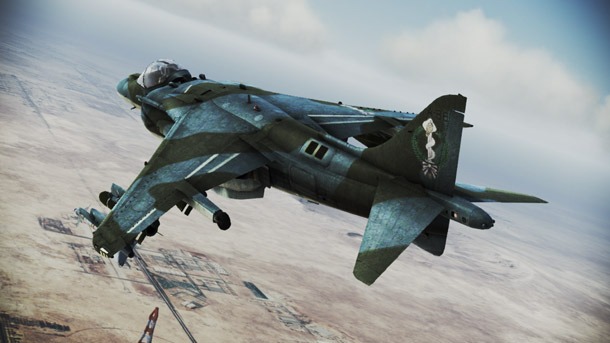 「AV-8B+ -Kim Aba-」のビジュアル。All trademarks and copyrights associated with the manufacturers, aircraft, models, trade names, brands and visual images depicted in this game are the property of their respective owners, and used with such permissions. (c)JAPAN SPACE IMAGING CORPORATION(c)DigitalGlobe, Inc., All Rights Reserved.ACE COMBAT(R) INFINITY & (c)BANDAI NAMCO Games Inc.(c)新谷かおる