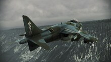「AV-8B+ -Kim Aba-」のビジュアル。All trademarks and copyrights associated with the manufacturers, aircraft, models, trade names, brands and visual images depicted in this game are the property of their respective owners, and used with such permissions. (c)JAPAN SPACE IMAGING CORPORATION(c)DigitalGlobe, Inc., All Rights Reserved.ACE COMBAT(R) INFINITY & (c)BANDAI NAMCO Games Inc.(c)新谷かおる