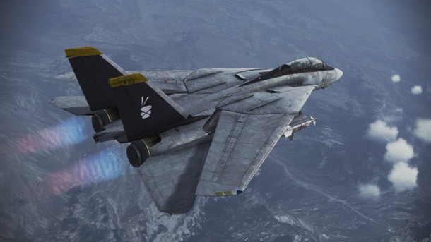 「F-14A -Mickey Simon-」のビジュアル。All trademarks and copyrights associated with the manufacturers, aircraft, models, trade names, brands and visual images depicted in this game are the property of their respective owners, and used with such permissions. (c)JAPAN SPACE IMAGING CORPORATION(c)DigitalGlobe, Inc., All Rights Reserved.ACE COMBAT(R) INFINITY & (c)BANDAI NAMCO Games Inc.(c)新谷かおる